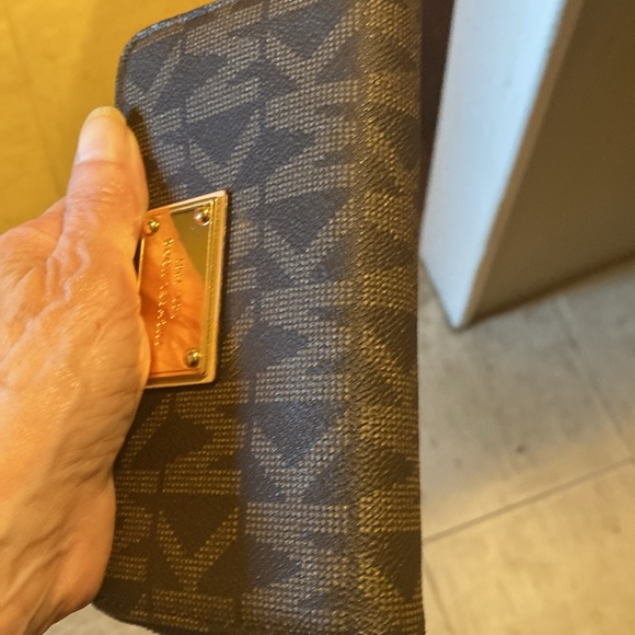 VGUC. Michael Kors Jet Set brown and tan signature logo wallet/wristlet. - Picture 9 of 10